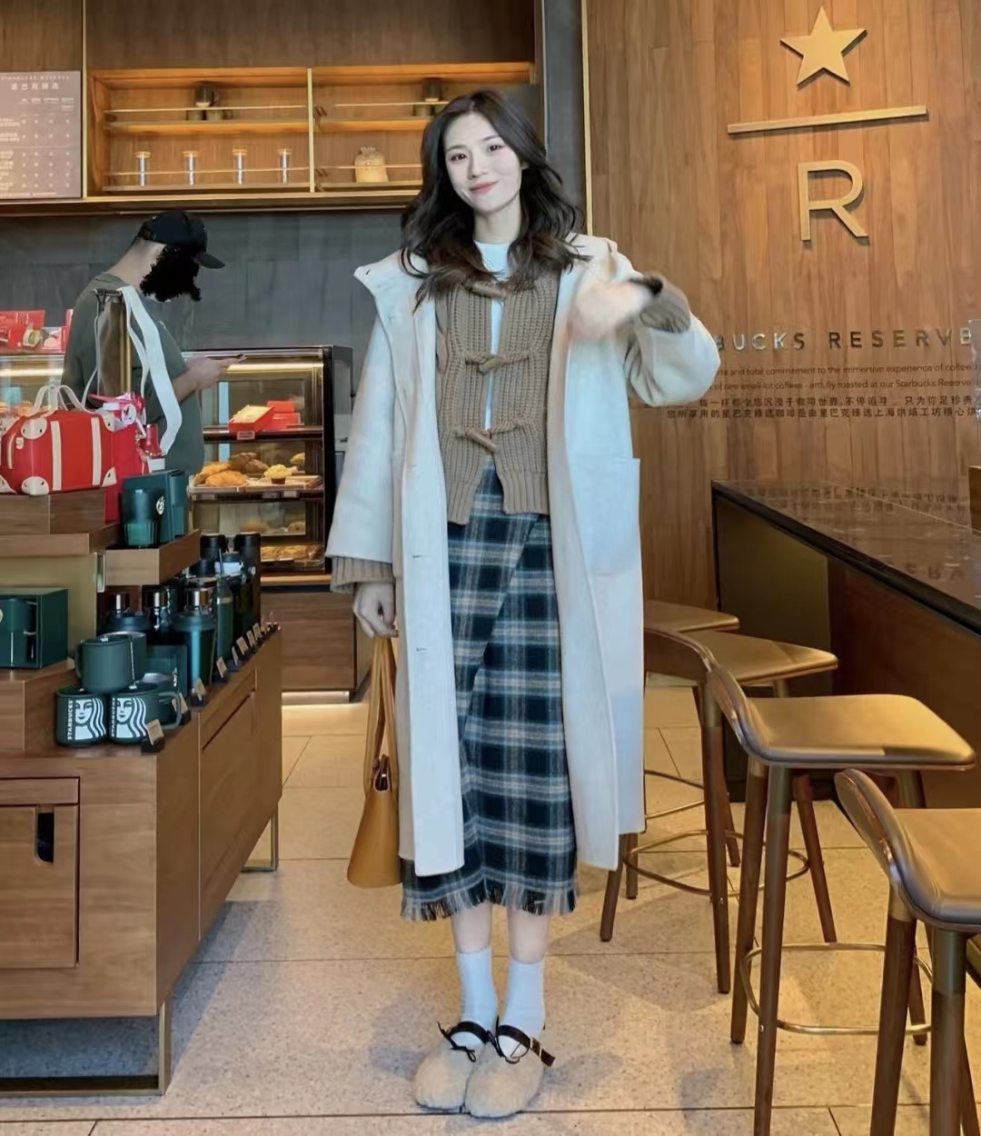 燕麦色大衣内搭什么颜色毛衣,燕麦色大衣高级穿搭图片