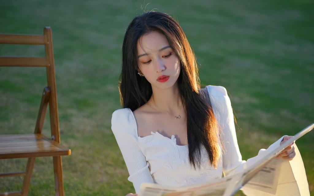 周也代言兰蔻品牌拍摄草坪写真“绝美”