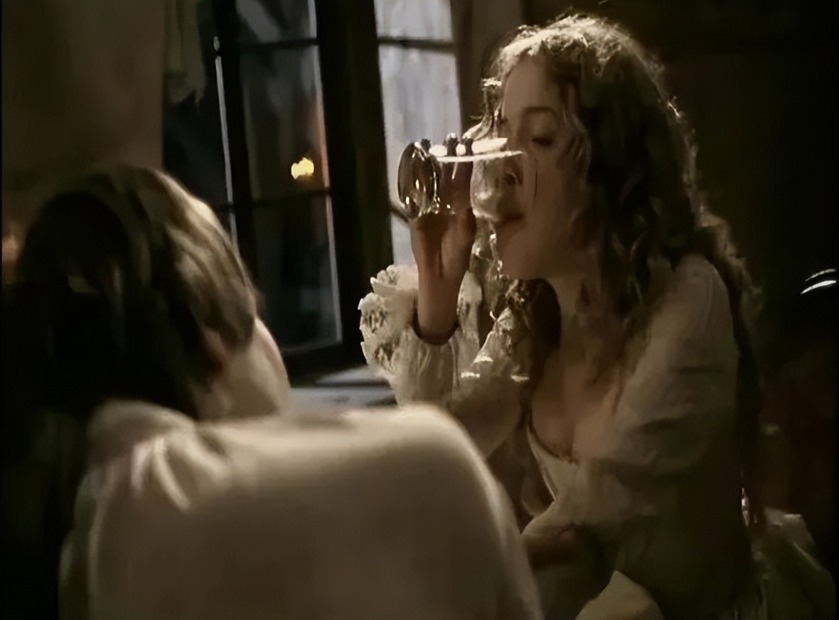 阴谋与爱情讲的什么,爱情是一场无妄之灾