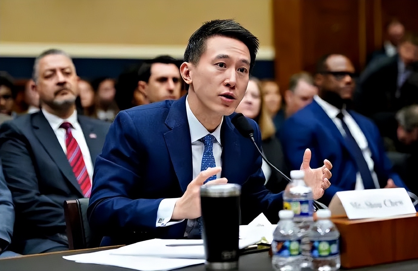 富四代的华人女孩？周受资的另一半是谁