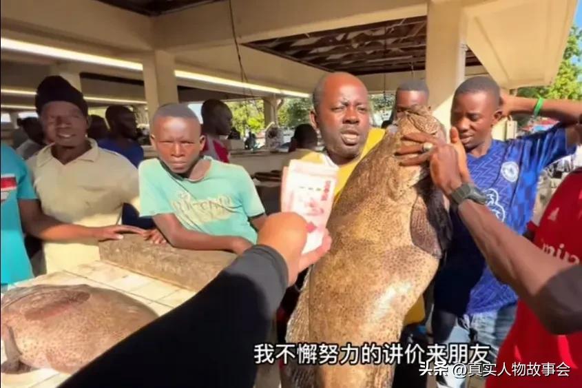 95后山东小伙勇闯非洲4年，请马赛人当保镖，发现非洲海鲜很便宜