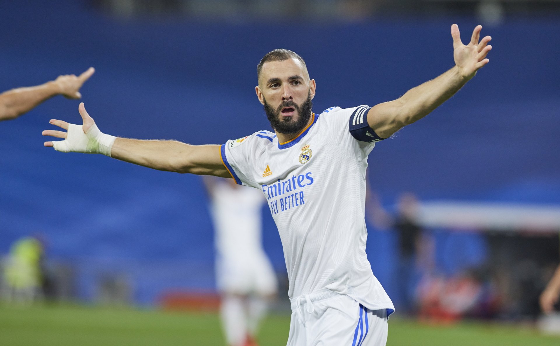 本泽马的右手金色绷带,本泽马绷带打手腕