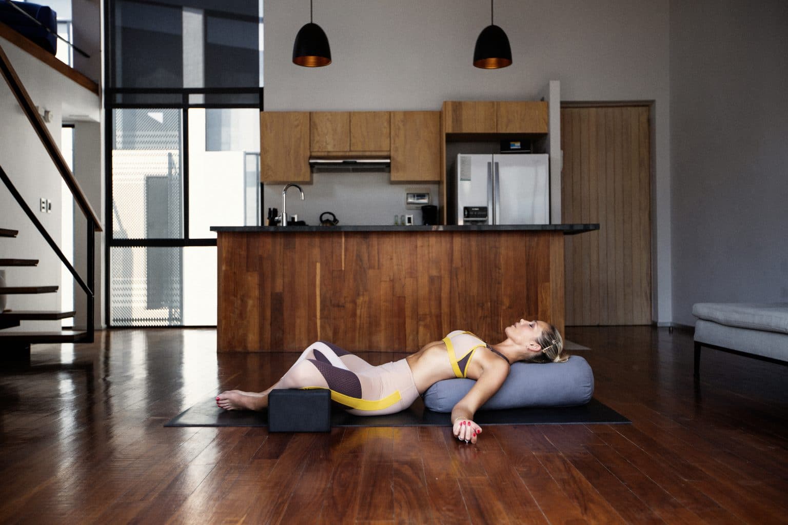 阴式瑜伽体式大放松式,髋关节屈曲伸展瑜伽体式