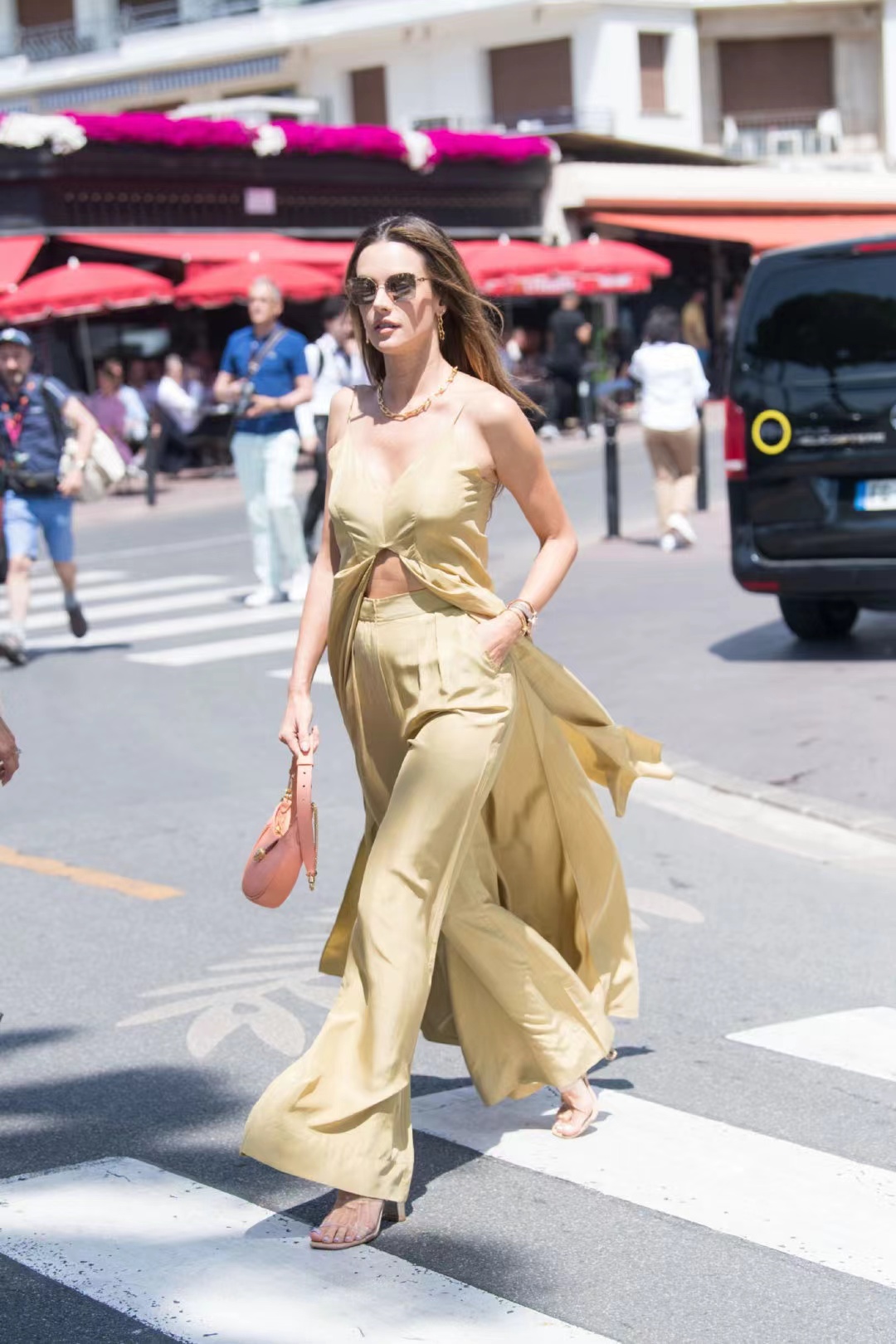 超模aa嘎纳红毯,超模aa75届戛纳红毯造型