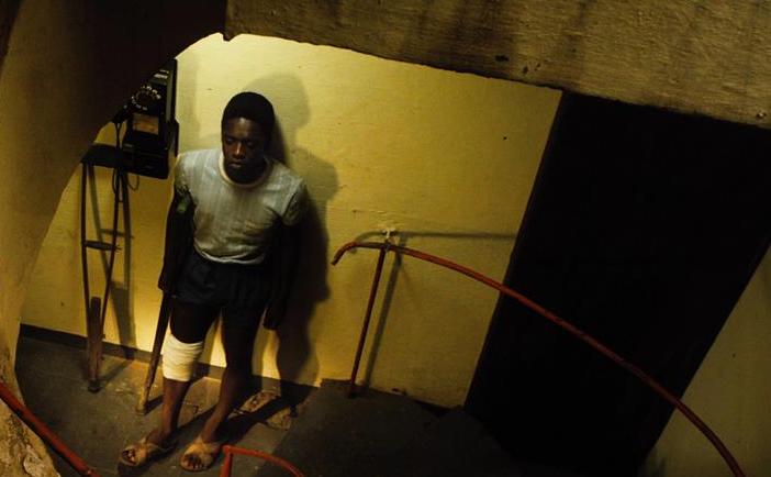 从光脚踢布条缠成的足球到成为球王，我用这部7.7分的电影缅怀他