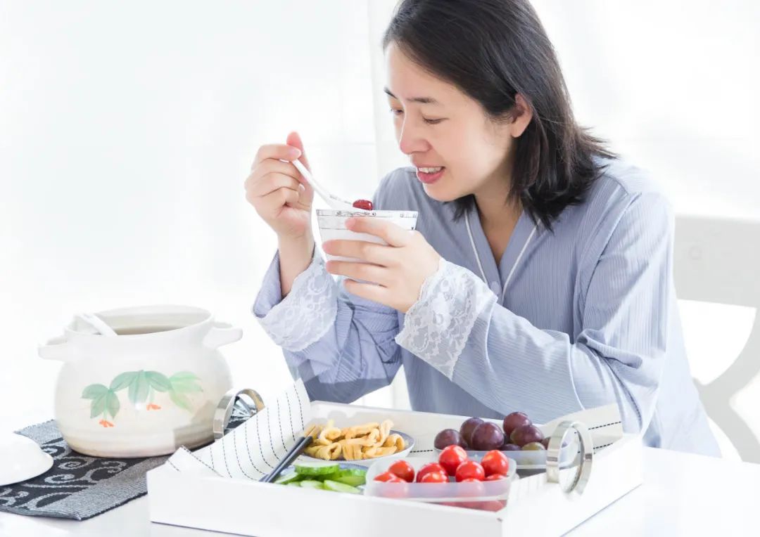 vivi接受采访为什么选择刘畊宏,vivi评价刘畊宏