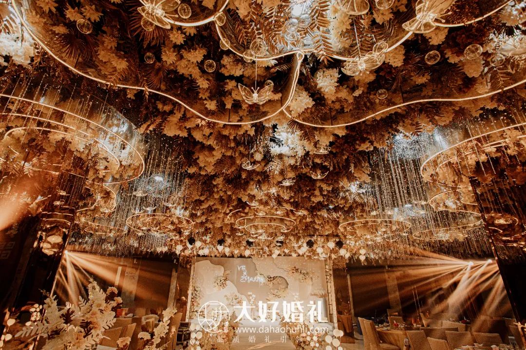 香槟金婚礼甜品台,香槟金咖色婚礼效果图