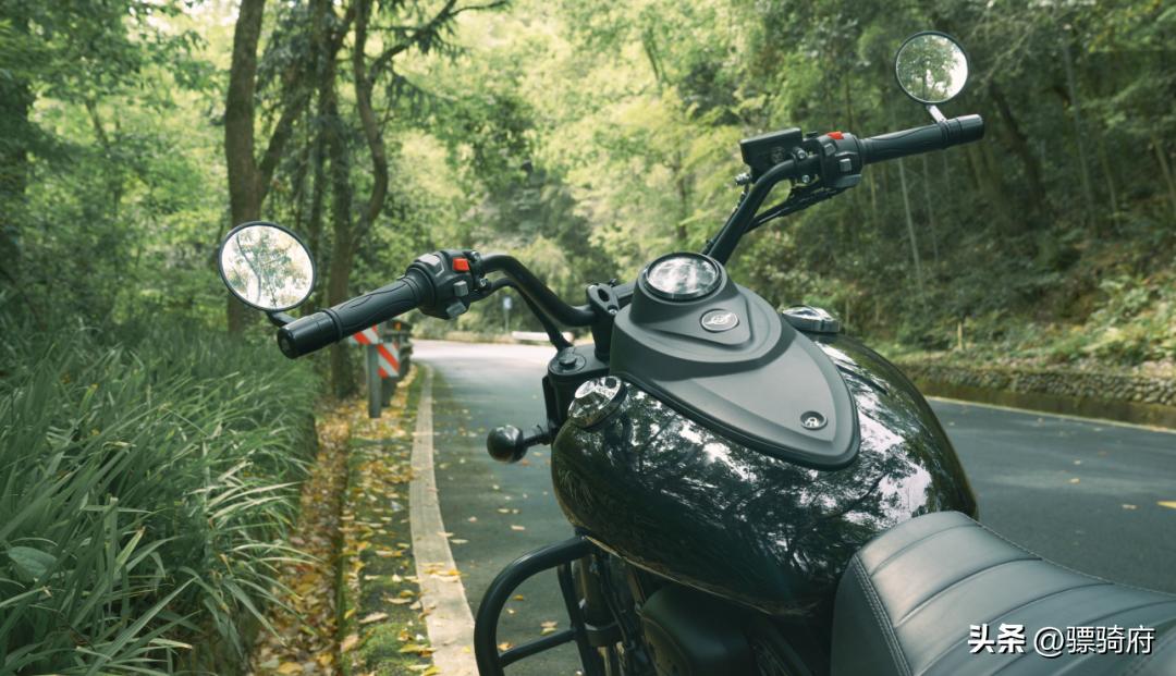 威风250和威风400选哪个,复古巡航车250ccv型双缸