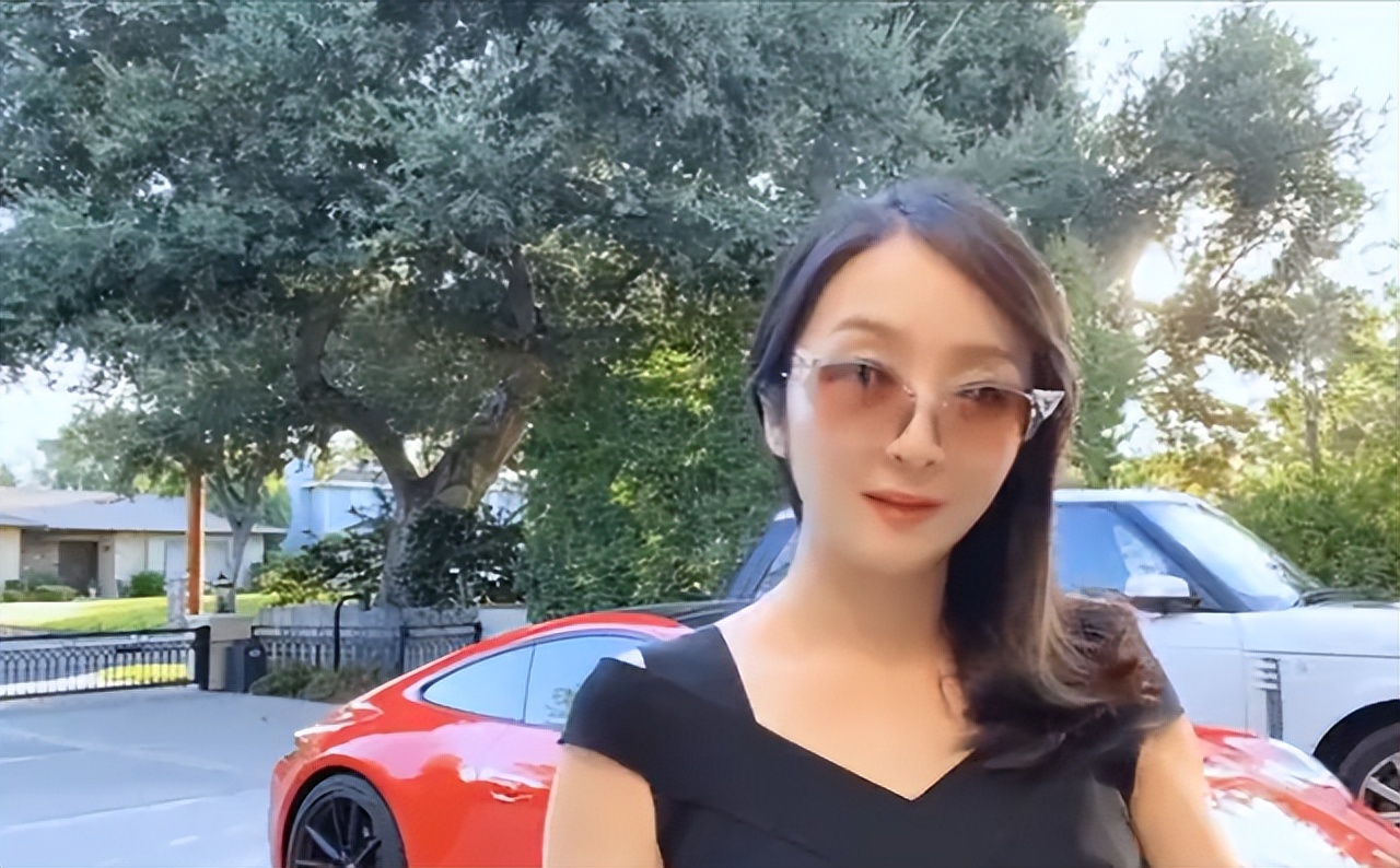 网红富婆租车拍视频装有钱人,养豹的富婆