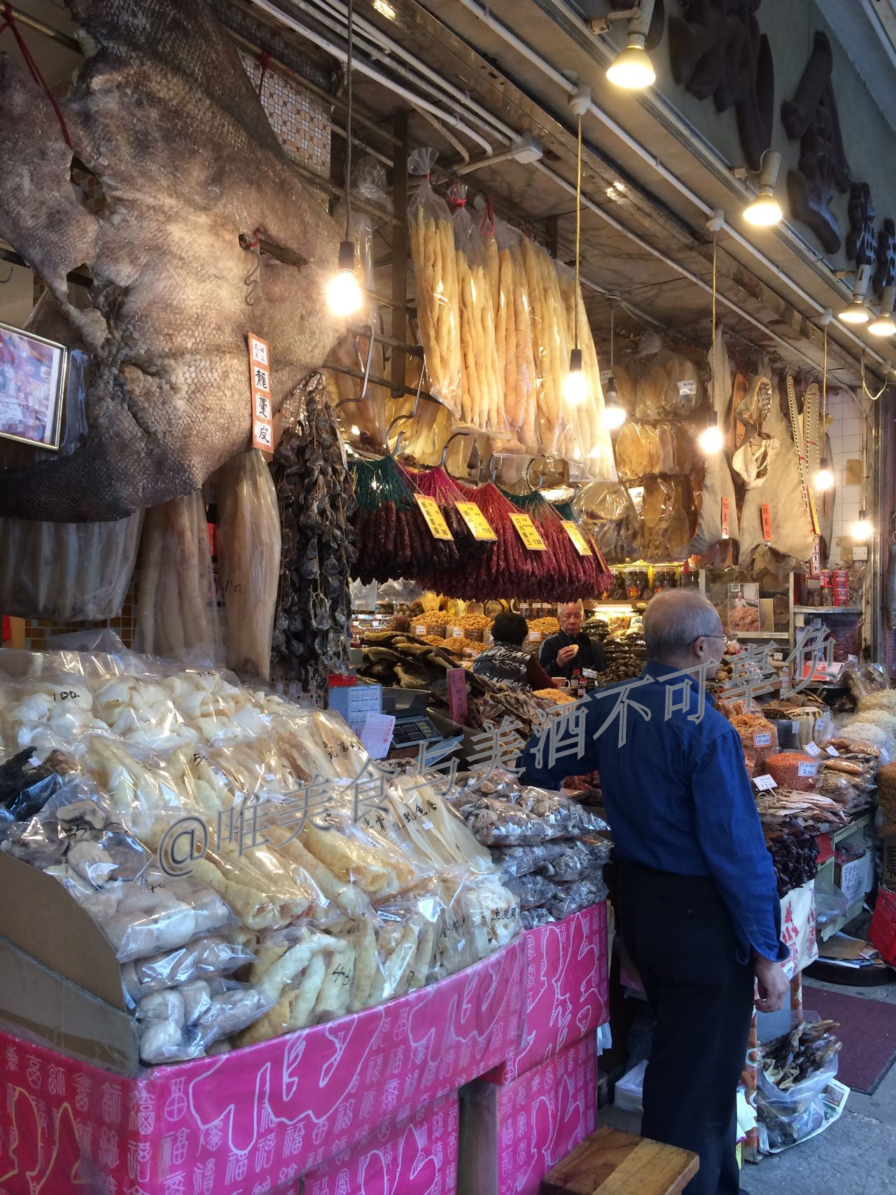 逛香港街市，买蔬菜生鲜，还有美味烧腊、蚝豉干贝，以及人间烟火