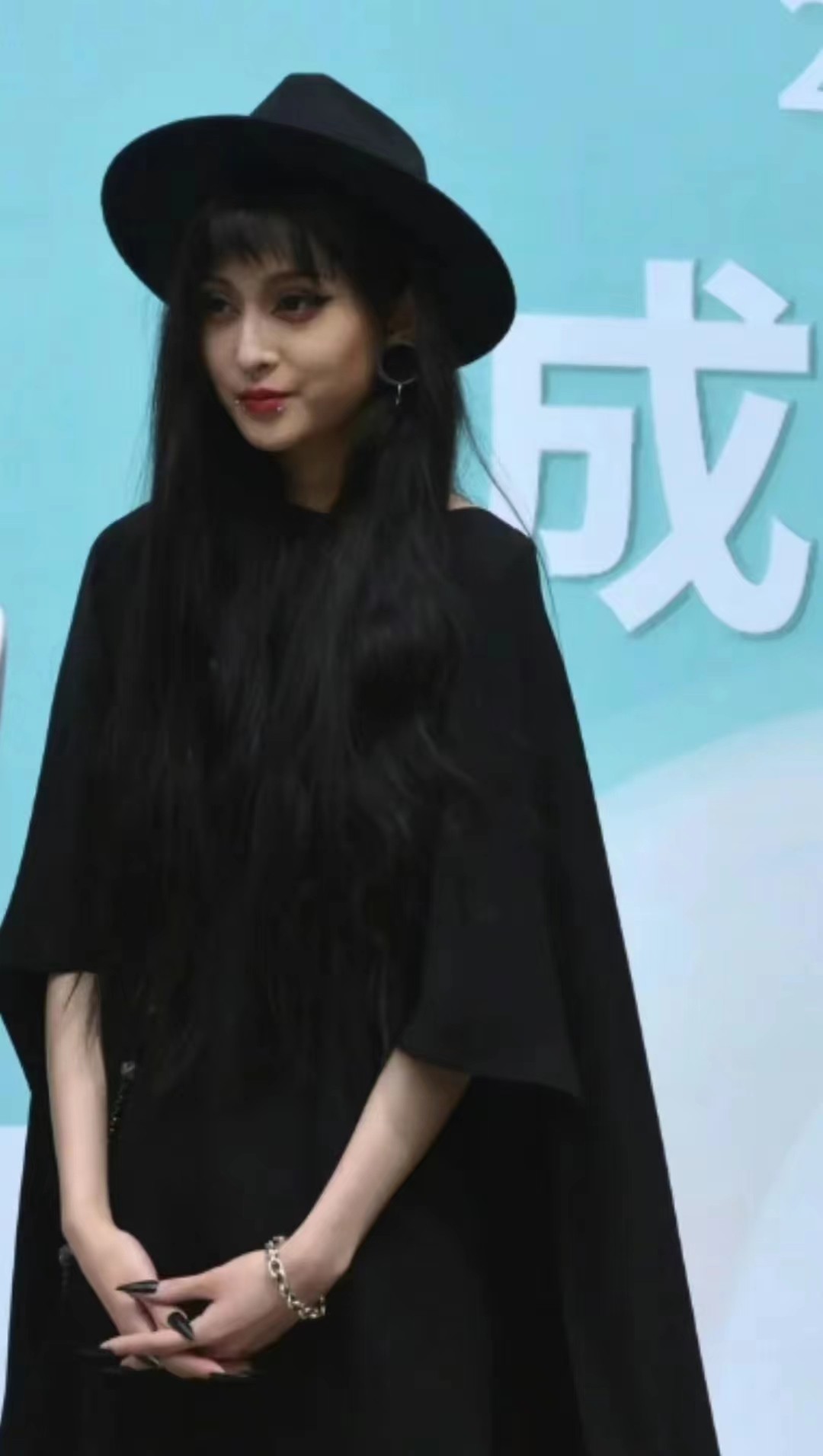 毛阿敏和女儿休闲合影照片,60岁毛阿敏与19岁女儿同框