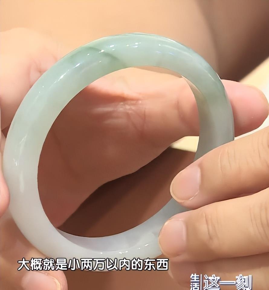 老夫妻旅游花10万买翡翠,女子拿翡翠鉴定价值千万