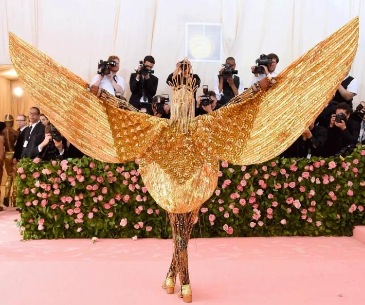 为什么欧美红毯造型那么夸张,国外惊人红毯