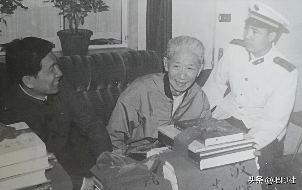 二野9位军长，他算是被越级提拔起来的，邓政委：压一压你的傲气