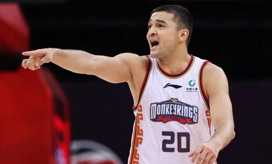 西热力江被停赛5场教练还是球员,西热力江的被罚款的动作