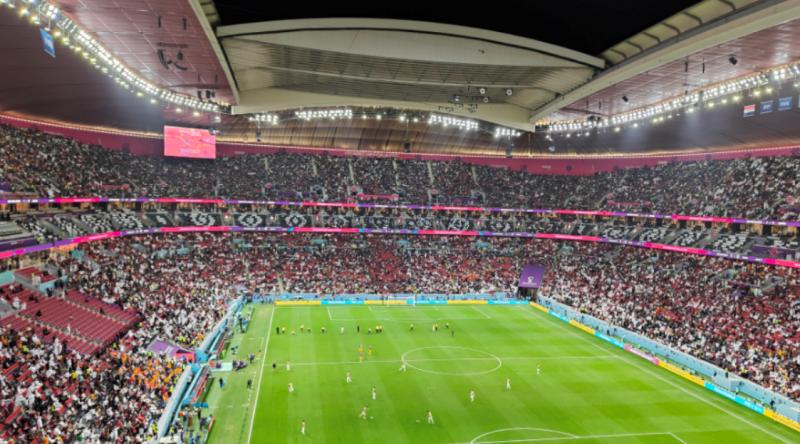 在卡塔尔和各国球迷狂欢,球迷汇集卡塔尔