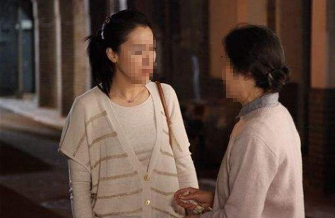 来儿子家养老,大妈想掌管小两口工资,儿子忍无可忍把她送回老家