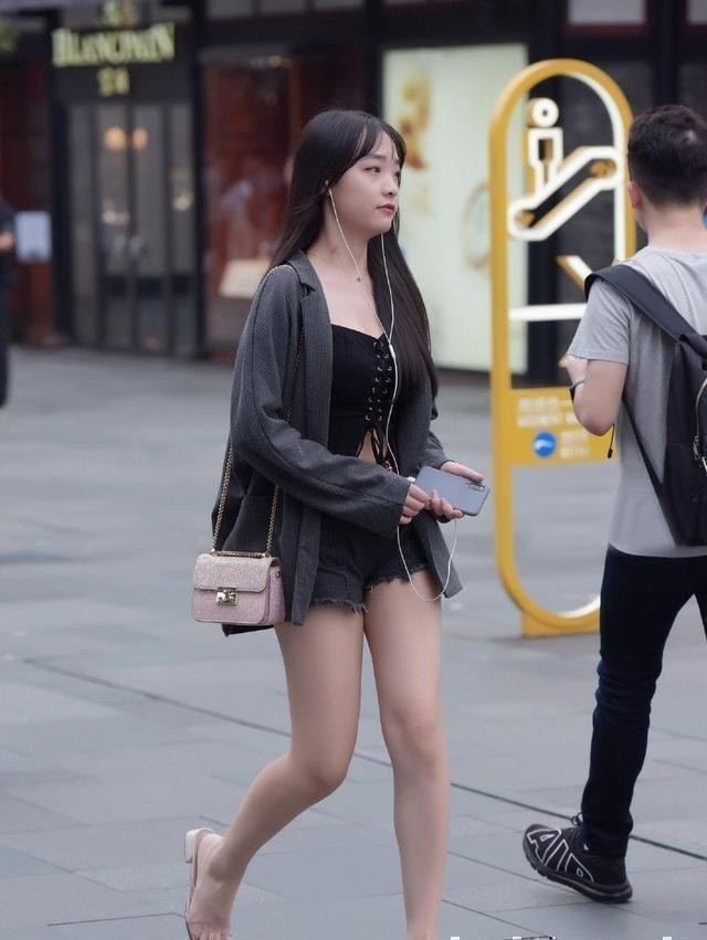 锥形牛仔裤时尚显瘦穿搭,流行的锥形裤这样搭配更显高显瘦