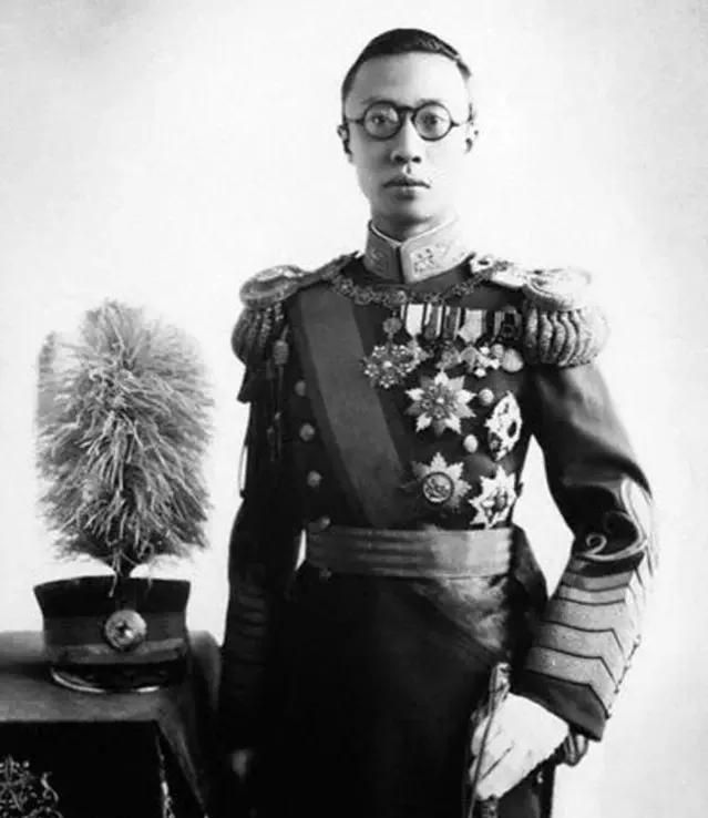 末代皇帝溥仪：三岁登基六岁退位一生致力于复辟临终身无分文