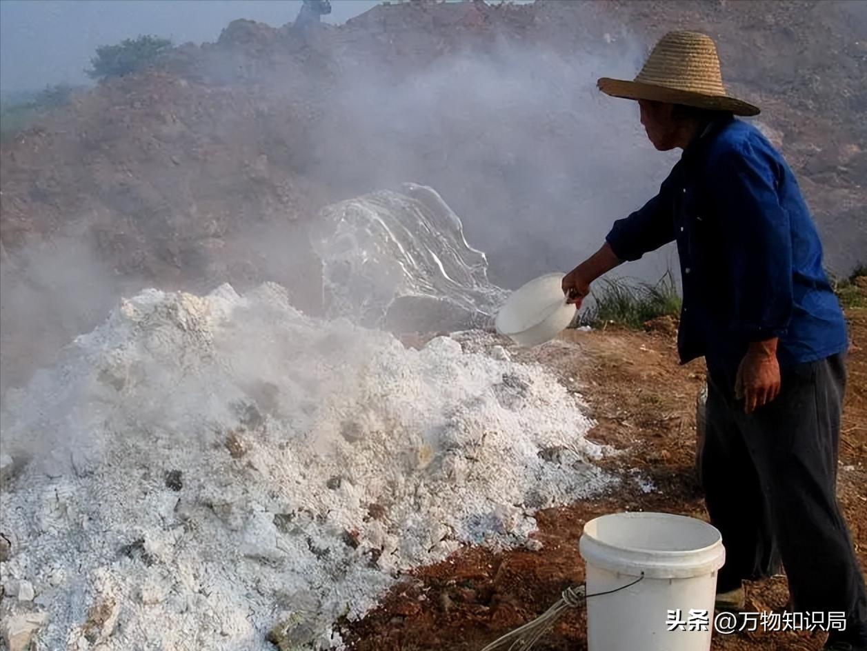 8岁男孩眼球融化荧光棒,小孩眼珠熔化视频