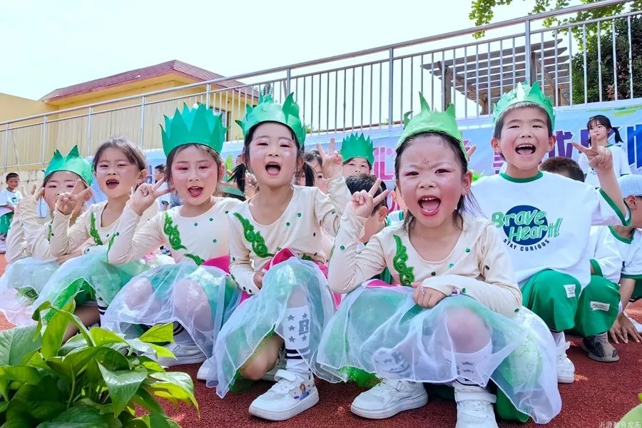 六一儿童节花儿与少年,六一儿童节花儿向阳开