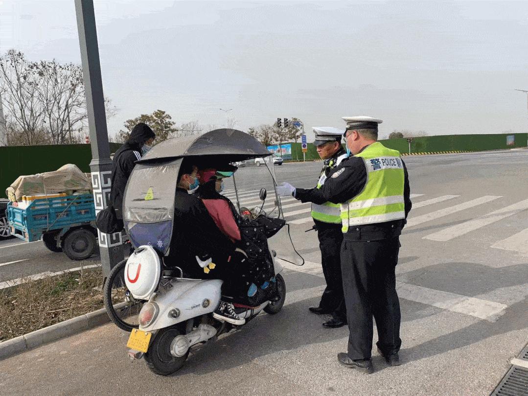 南阳电动车私加篷伞专项整治行动,南阳交警开展春雷行动