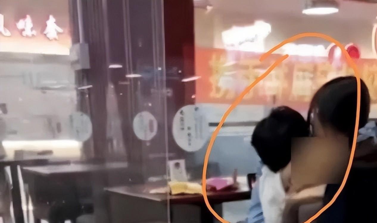 “喂食”大学情侣?不雅视频曝光后,网友纷纷表示:底线在哪里?