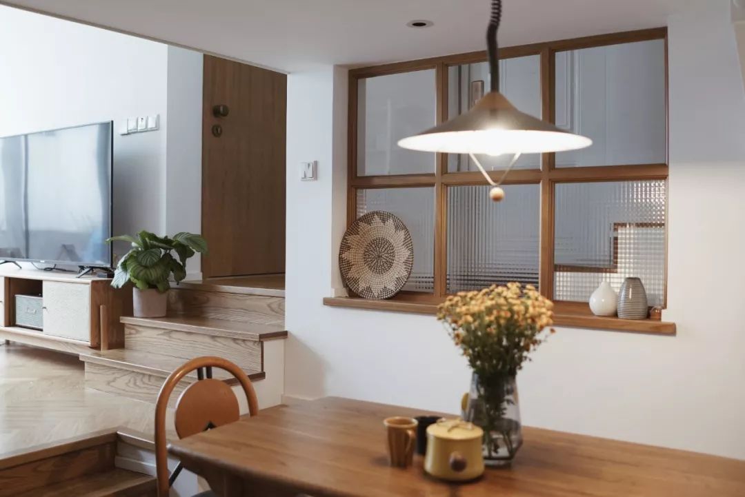 她买下32㎡老旧学区房，为女儿打造小桃园，还有20㎡超舒适大庭院