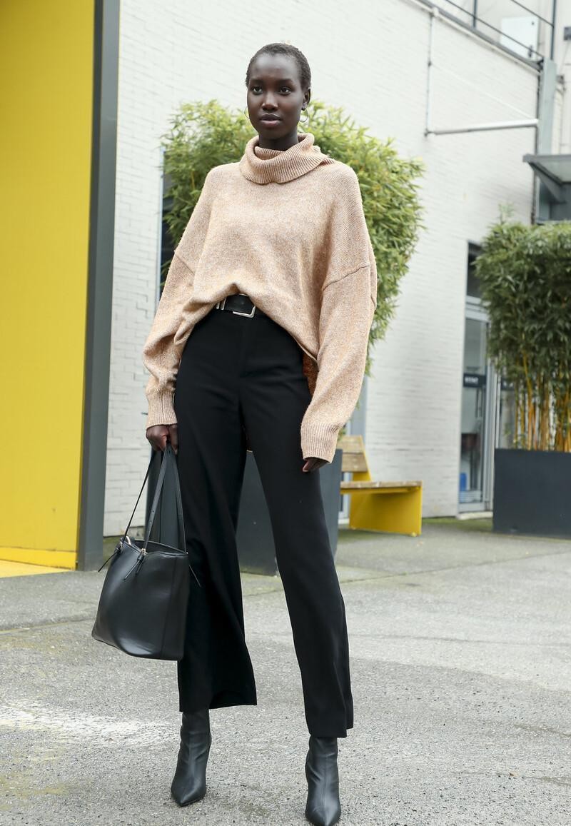 毛衣穿宽大了怎么解决,套头毛衣怎样穿显瘦