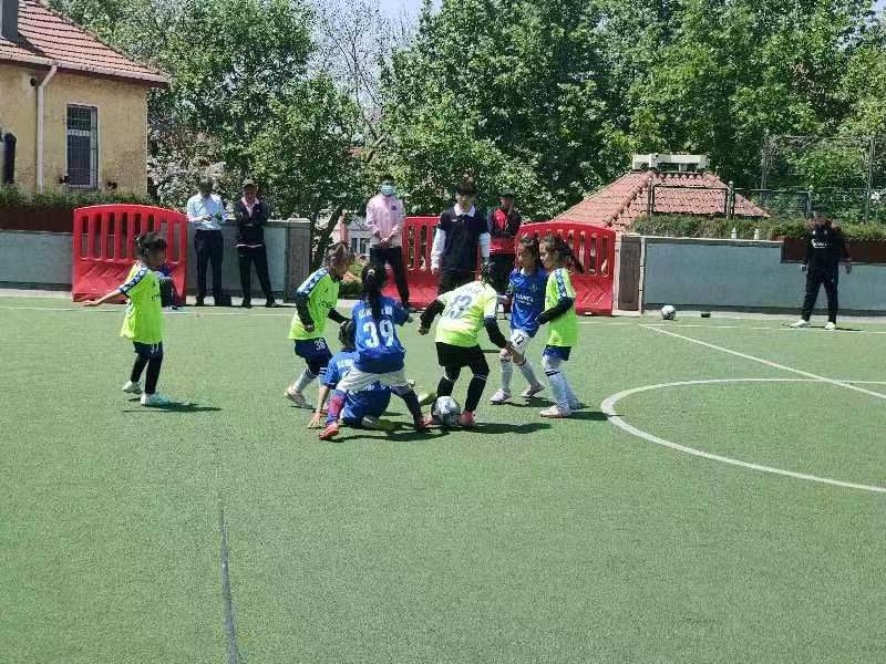 绿茵场纵情驰骋,驰骋绿茵放飞梦想