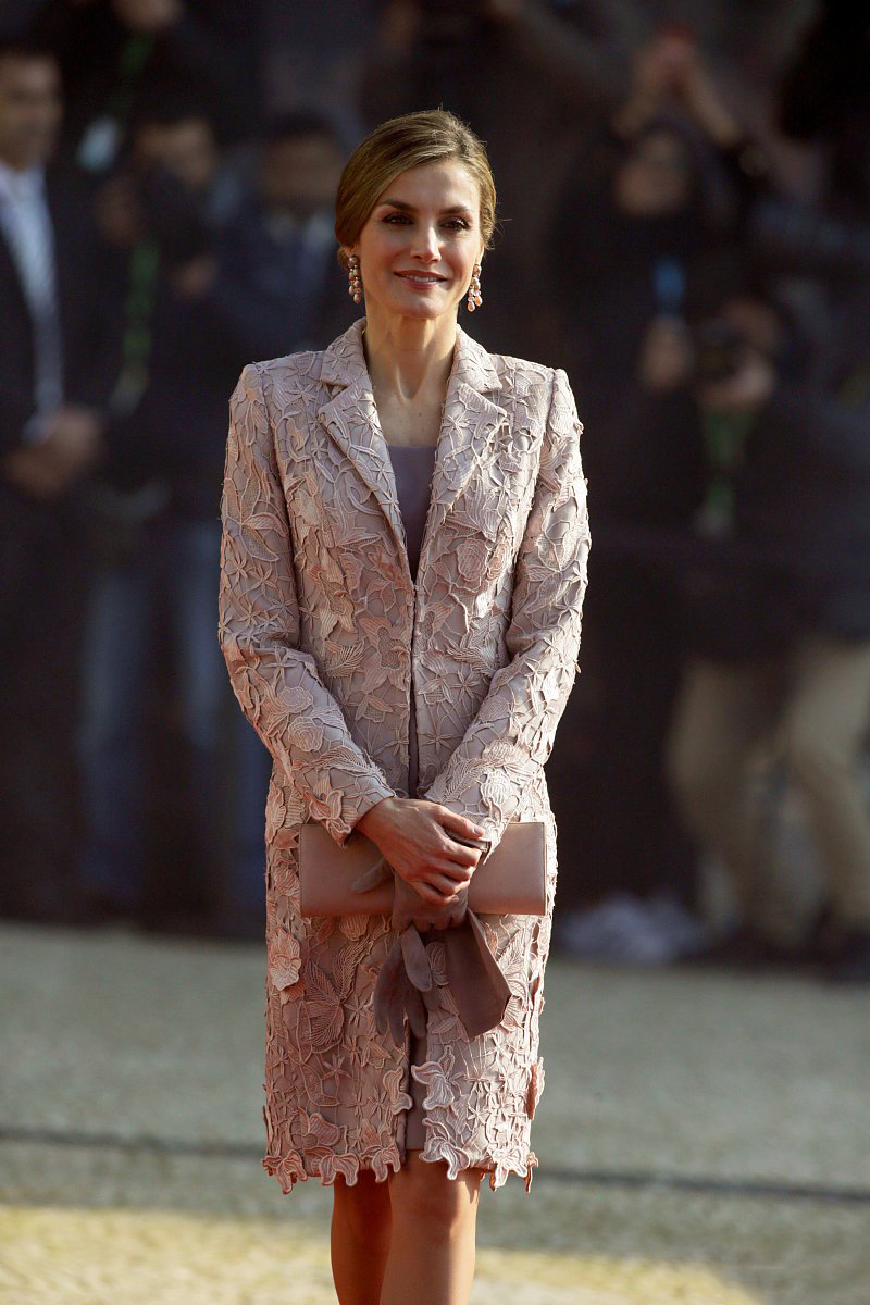 西班牙王后白色连衣裙穿搭,西班牙王后穿衣黑白色衬衫