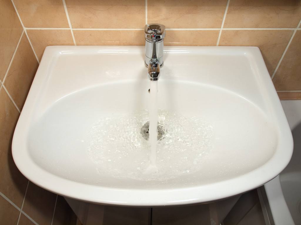 洗手间夏天有小虫子怎么办,夏天卫生间的小黑虫怎么处理