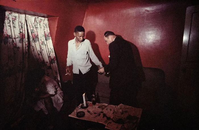 高清老照片：旗人格格大腿岔开豪放洗衣，地主三妻四妾不输女明星