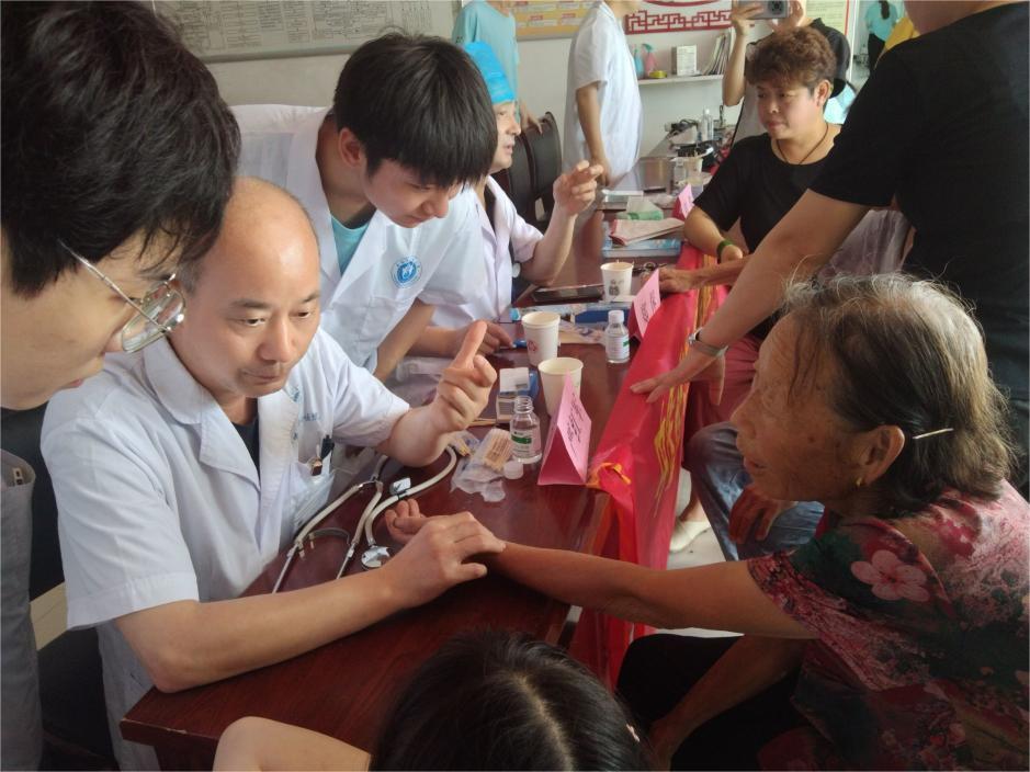 安中医大学生直播,名中医下乡义诊
