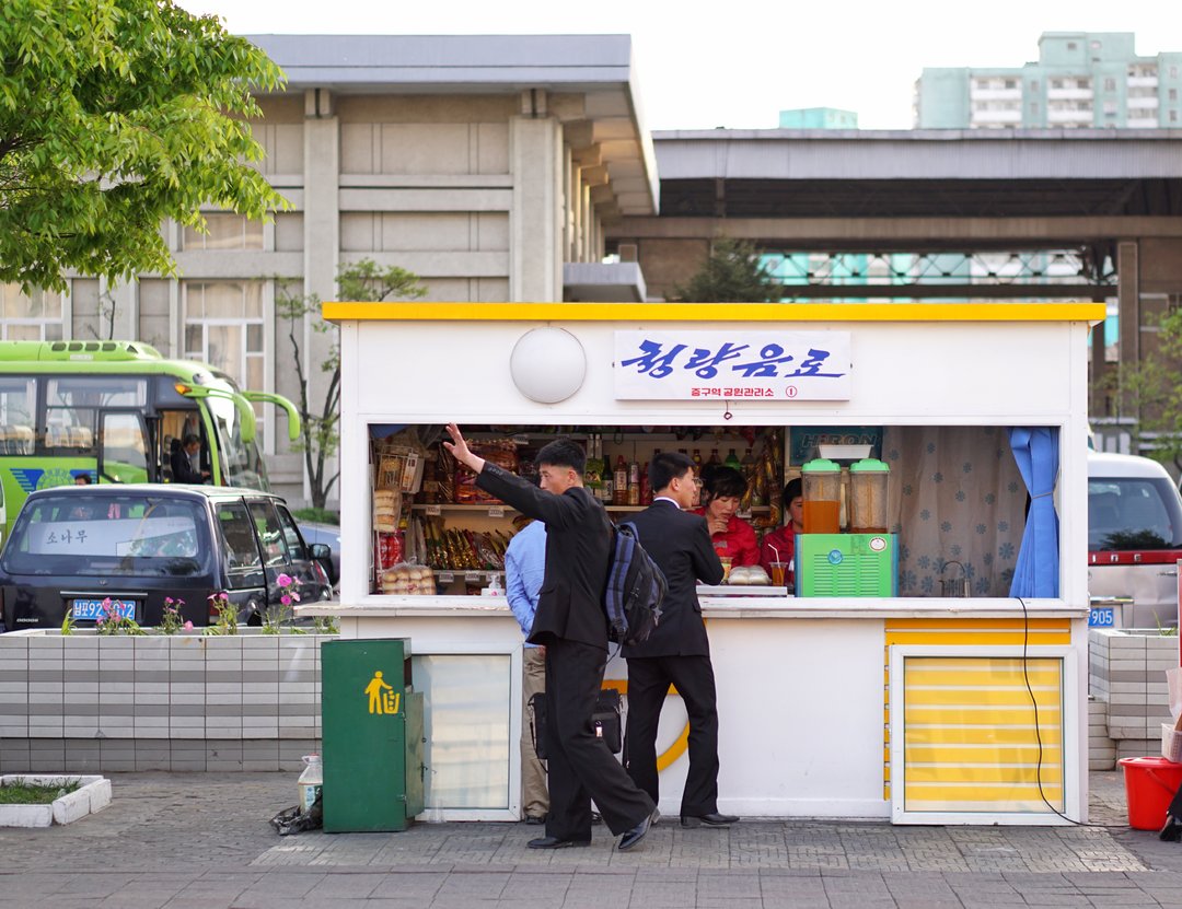 走进朝鲜，平壤街面的小卖部都能买到什么？当地消费让游客很开心