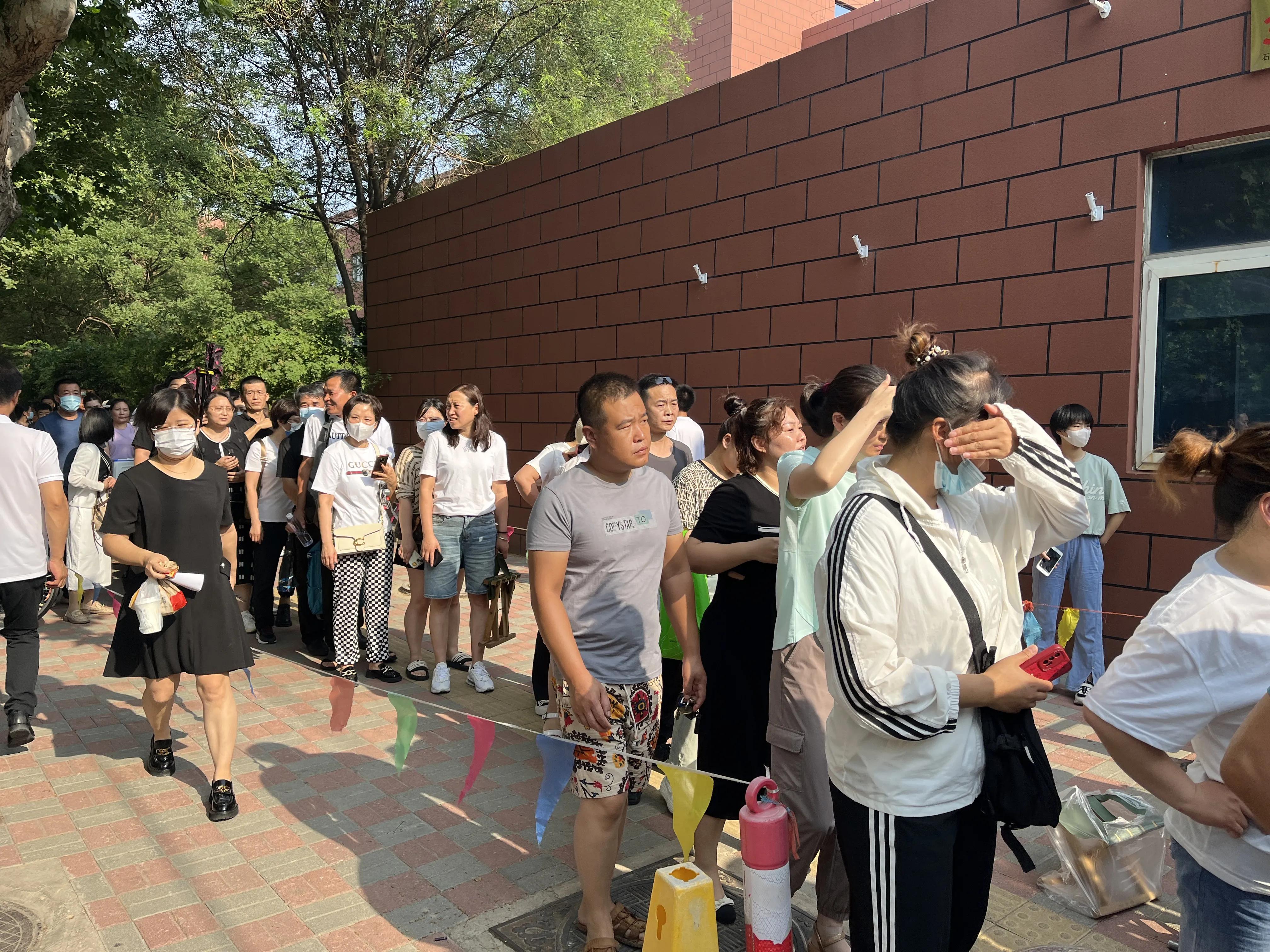 石家庄高中录取深夜排队,石家庄高校大火最新报道