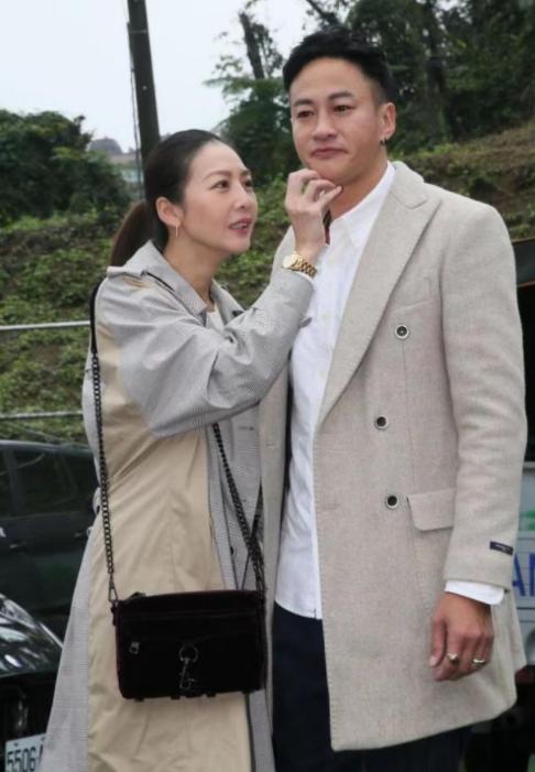 何润东风云红衣女子,何润东全家福曝光