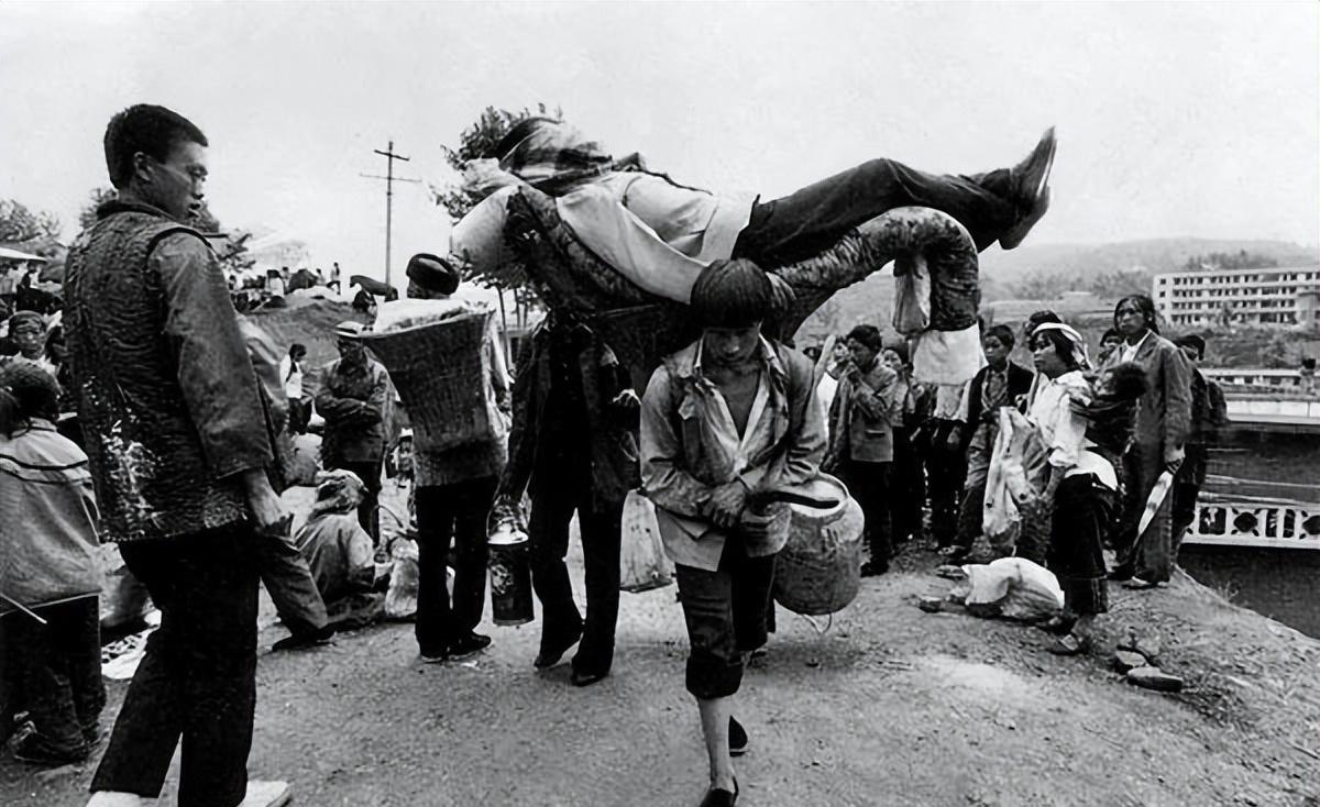 日军兽行：当着男人的面玷污了女儿，临走还残忍割下妻子乳房