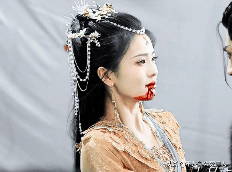 鞠婧祎8大离谱妆容：吐血不敢弄花半永久妆，守丧也要浓妆涂红唇