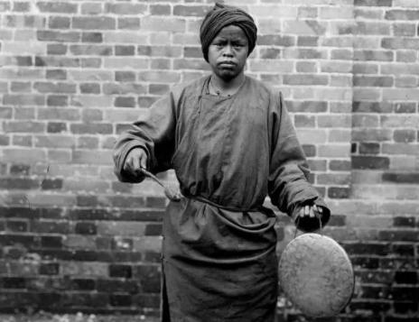 变态的纳粹德国,*光脱**犹太人女人衣服,集体*杀屠**!2