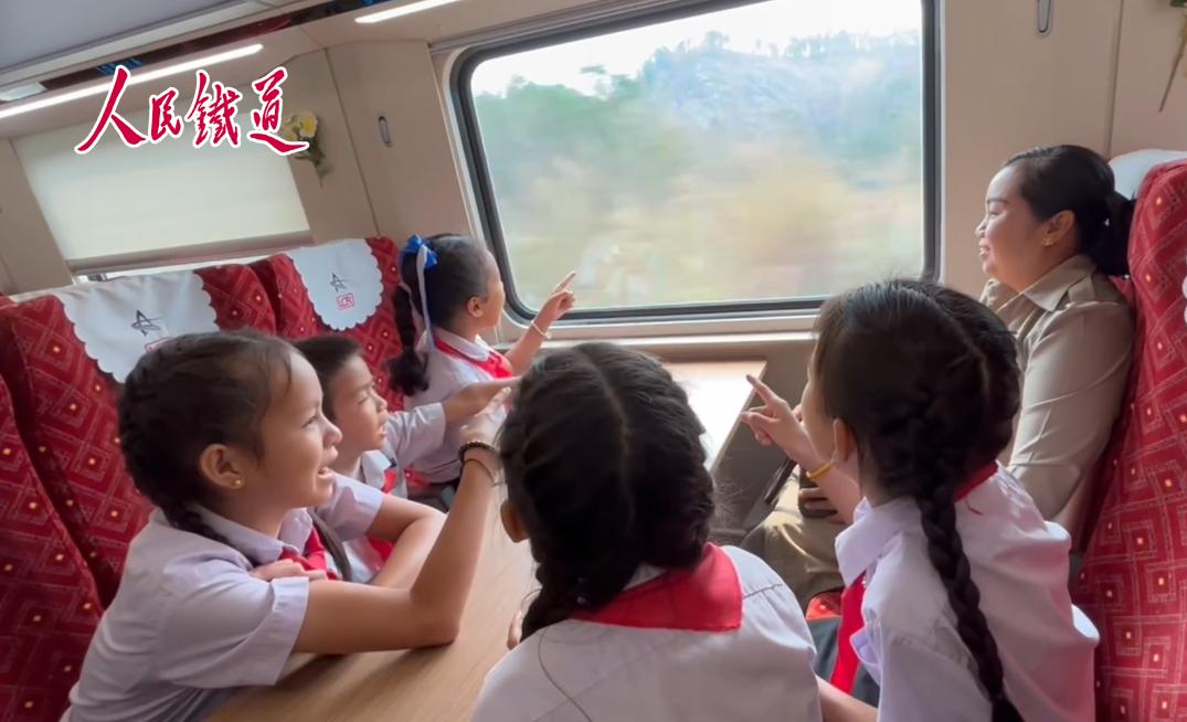 农冰村小学生终于坐上了中老铁路国际旅客列车!