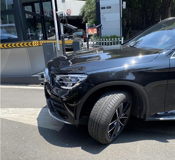 奔驰glc下护板损坏漏液体,奔驰glc防尘罩进水