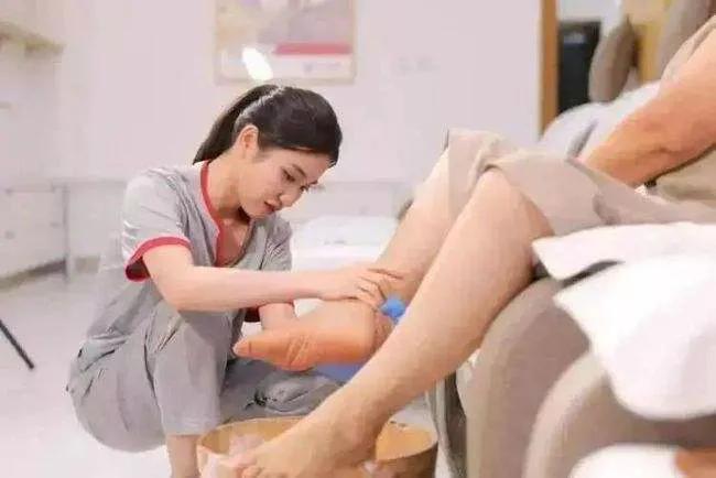 甲沟炎的疼痛女生,甲沟炎疼痛一个月了怎么办