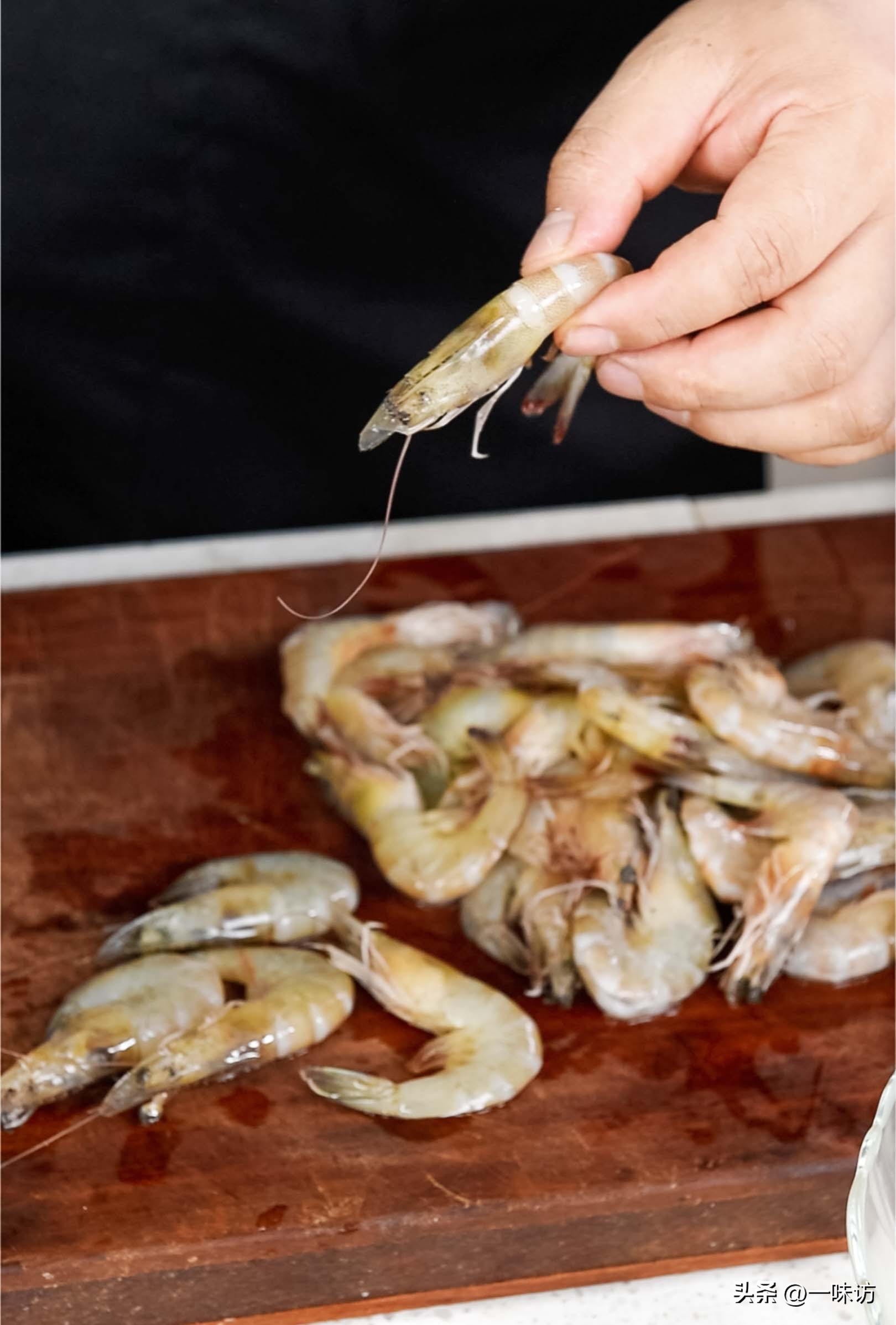 家常干锅虾简单做法非油炸不辣,水煮后的虾怎么做干锅虾