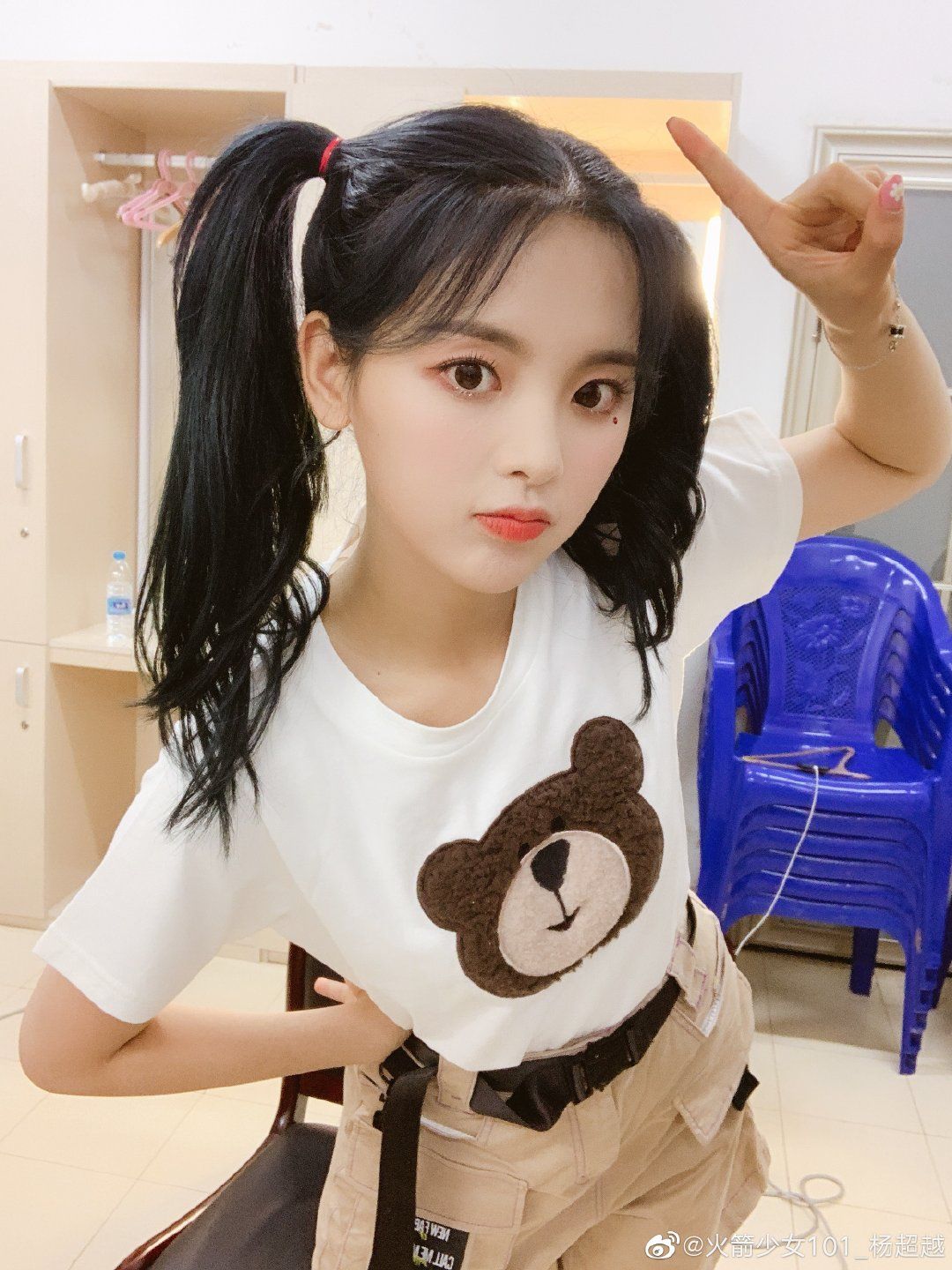 杨超越早期服务员,杨超越草根逆袭成长记