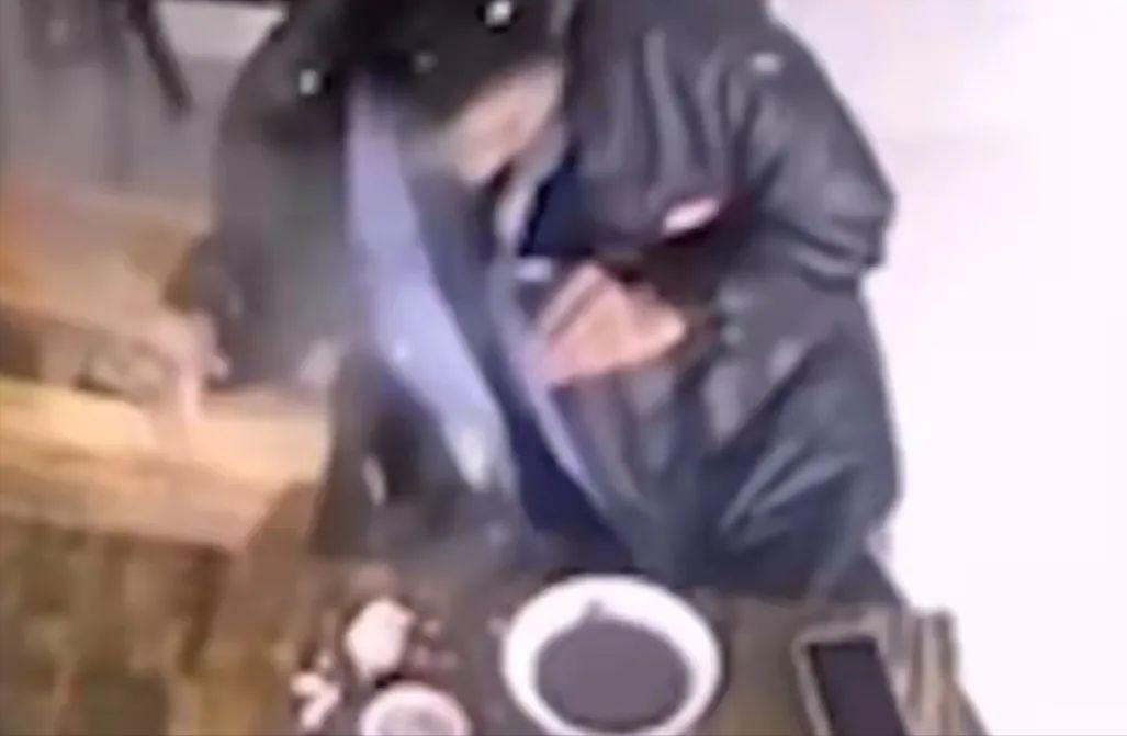 男子吃早餐鸡蛋突然爆炸,男子吃早饭时鸡蛋爆炸