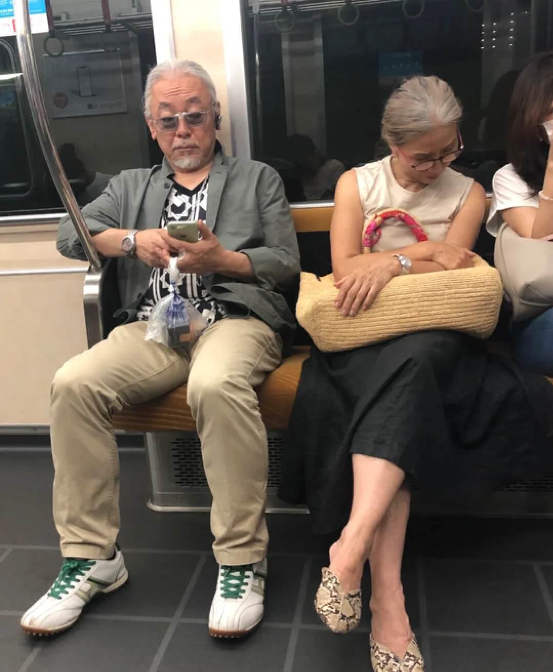 女人过了四十岁别总穿一身黑,女人过了40岁就别穿的太老气了