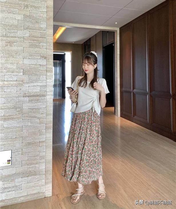 白t恤和百褶裙永远都是完美搭配,百搭t恤百褶裙推荐