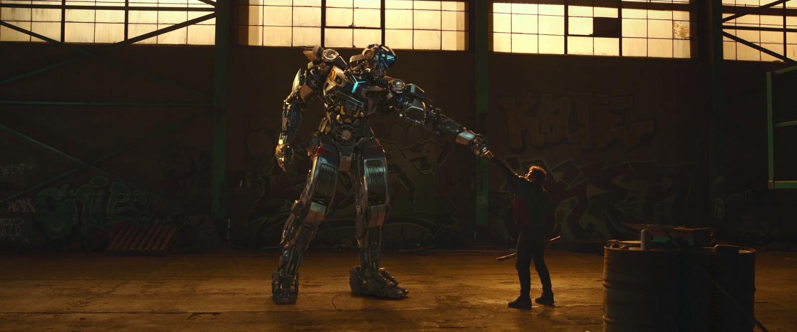 一个变形KingKong和一个变形金钢铁侠在救一个变形金刚