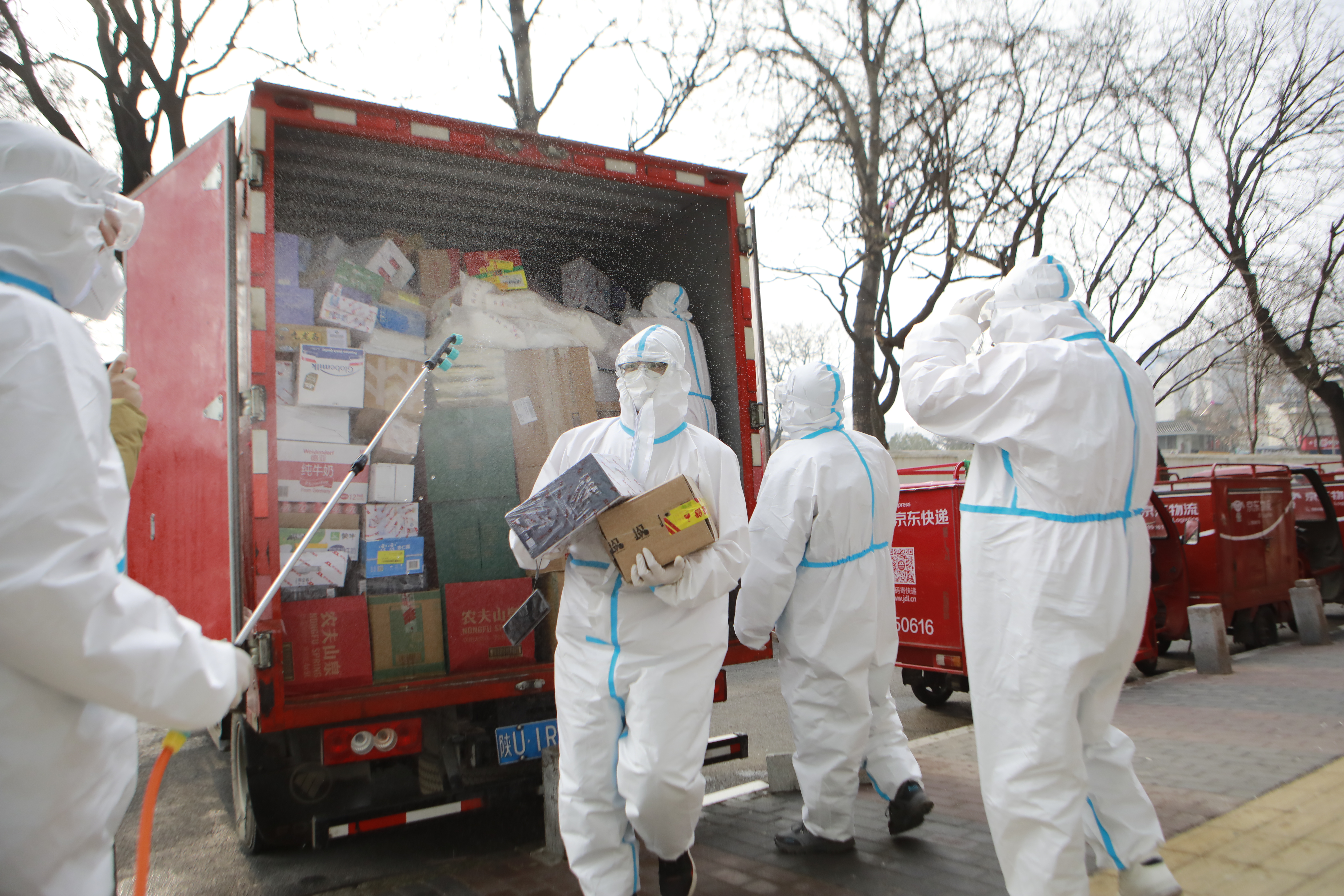 西安有序推动“重启”京东小哥化身“大白”无接触配送